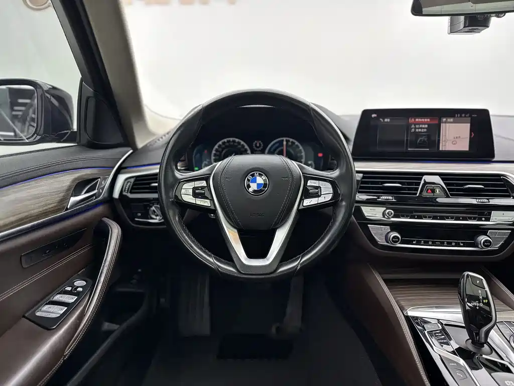BMW 5 Series New Energy 2019 — фото 8