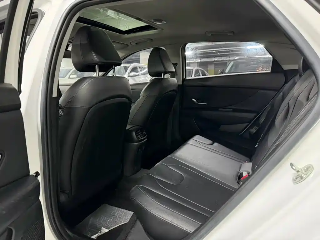 Hyundai Elantra 2023 — фото 11