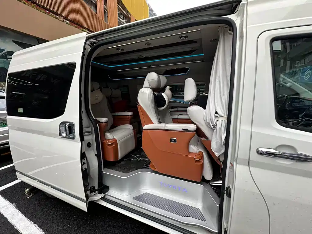 Toyota Hiace 2022 — фото 4