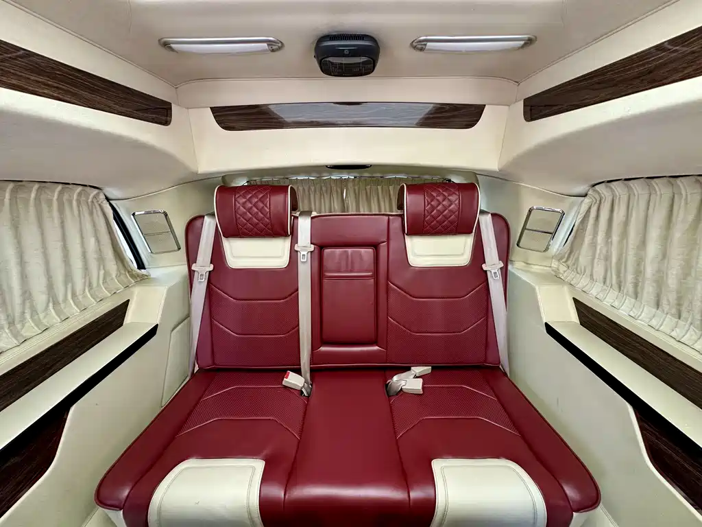 Mercedes-Benz V-Class 2019 — фото 17