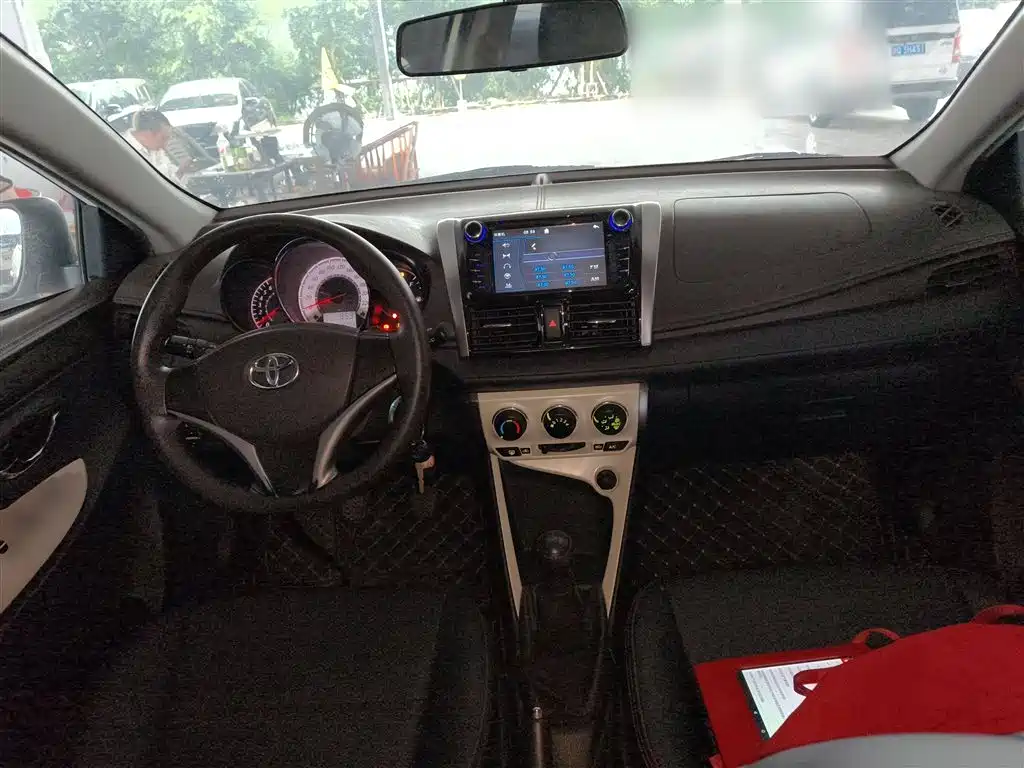 Toyota Yaris L 2015 — фото 7