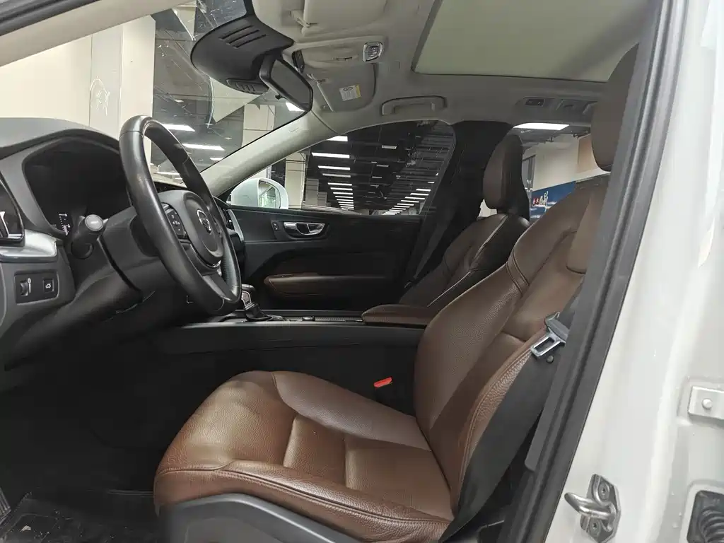 Volvo XC60 2019 — фото 15