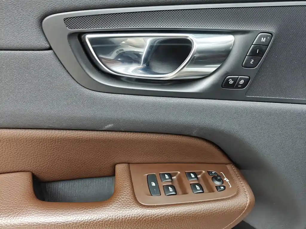 Volvo XC60 2019 — фото 13