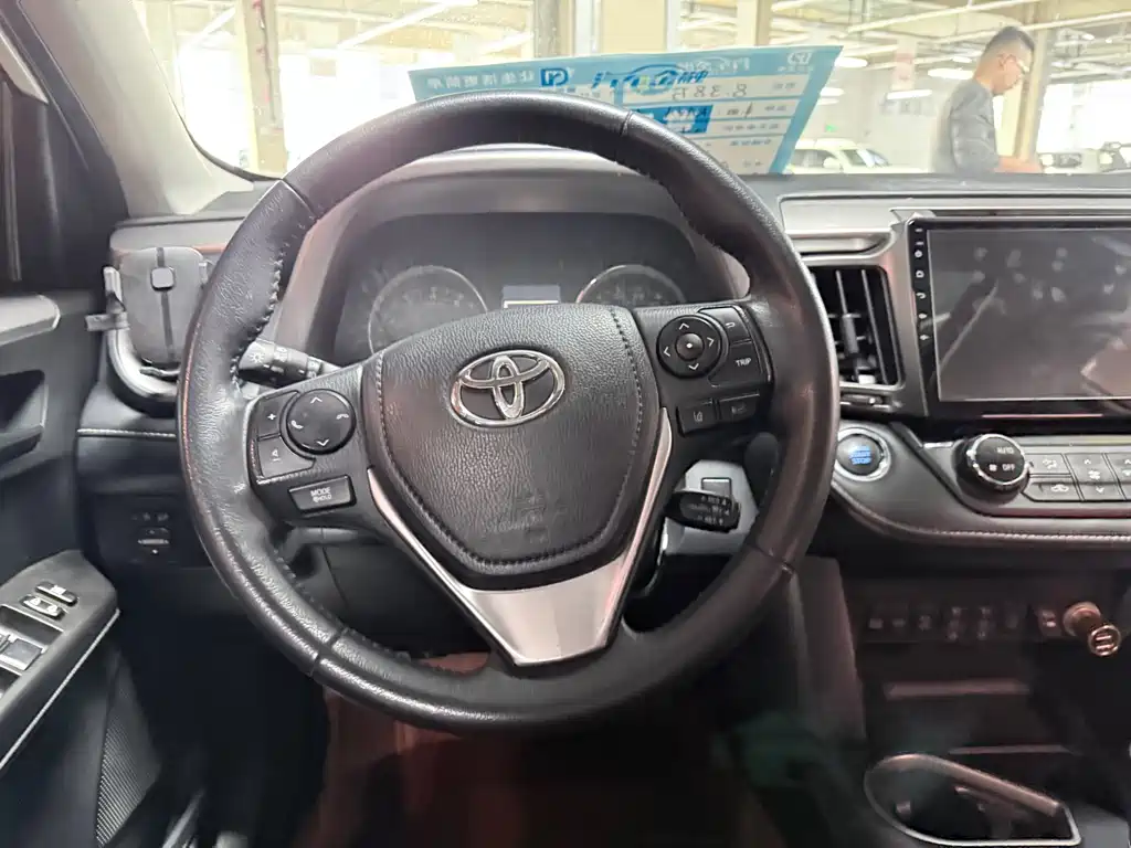 Toyota RAV4 2018 — фото 14