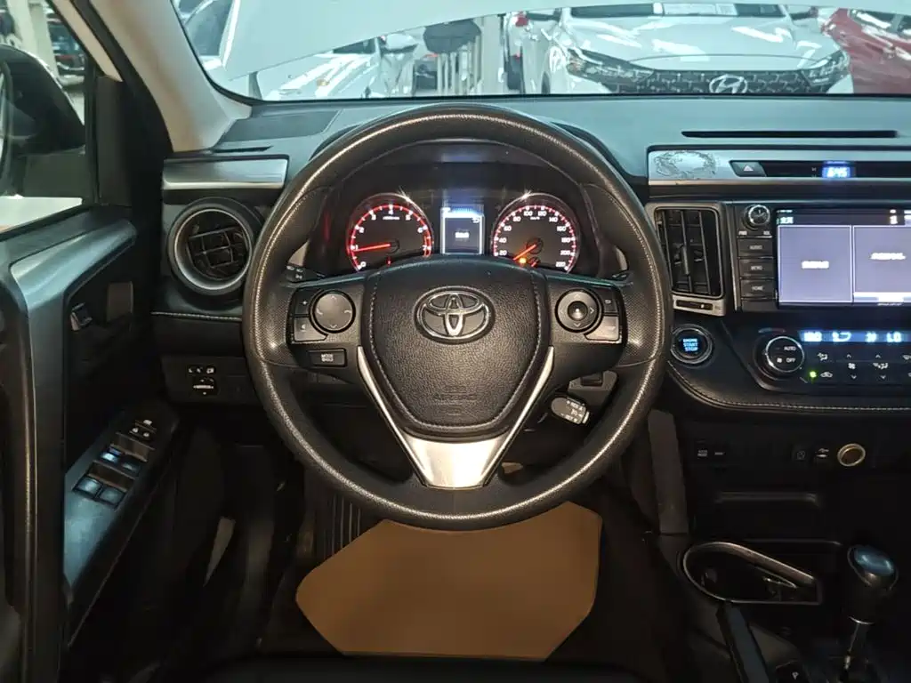 Toyota RAV4 2019 — фото 11