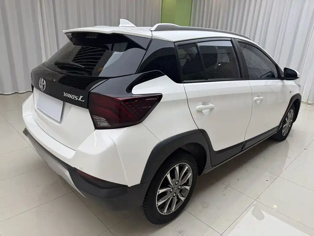 Toyota Yaris L 2023 — фото 11