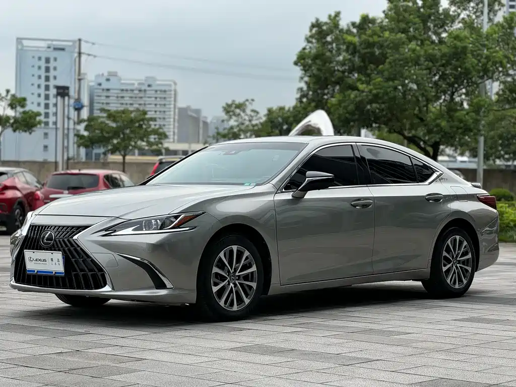 Lexus ES 2022 — фото 1