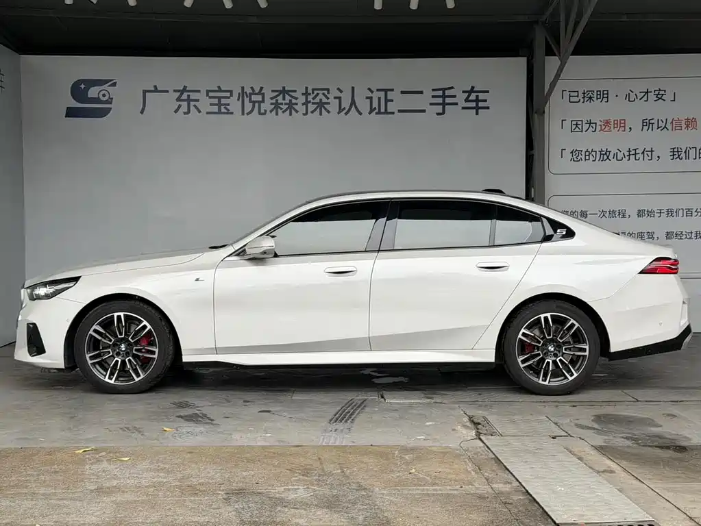 BMW 5 Series 2025 — фото 17