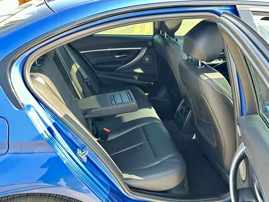 BMW 3 Series 2018 — фото 9