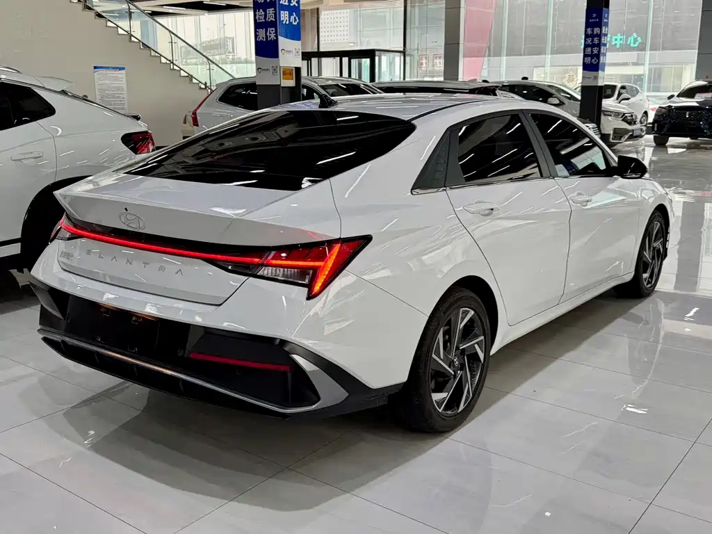 Hyundai Elantra 2023 — фото 12
