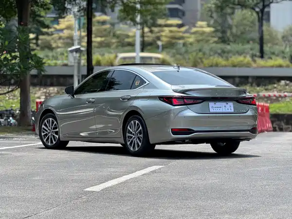 Lexus ES 2024