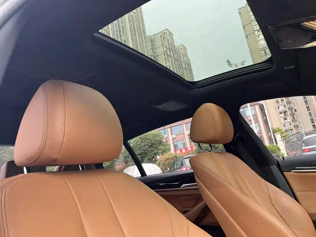 BMW 5 Series 2019 — фото 19