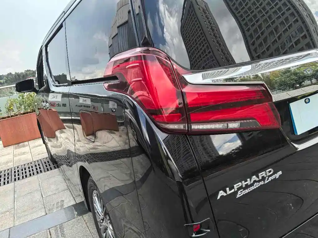 Toyota Alphard 2022 — фото 11