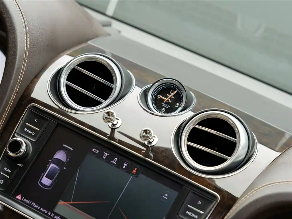 Bentley Bentayga 2017 — фото 19