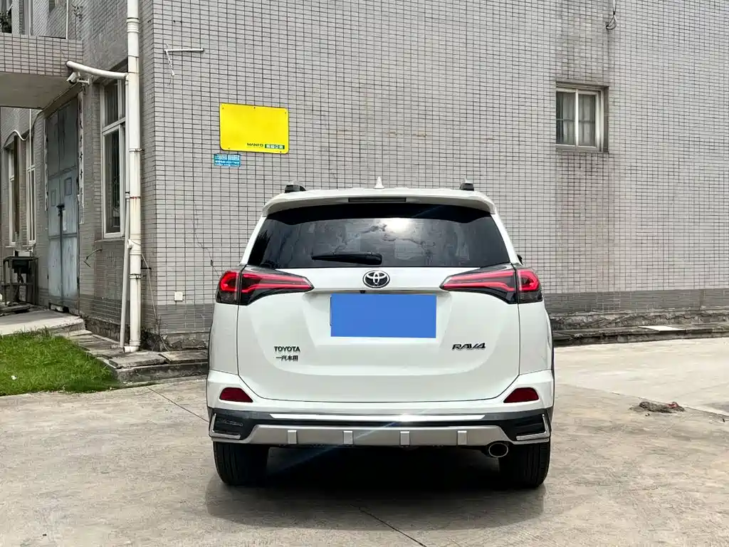 Toyota RAV4 2018 — фото 9
