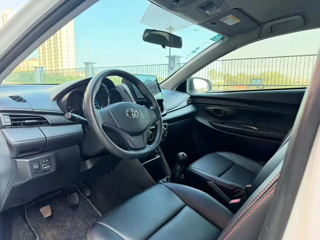 Toyota Yaris L 2017 — фото 12