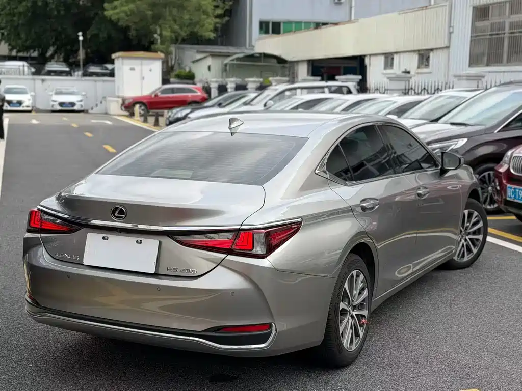 Lexus ES 2022 — фото 18