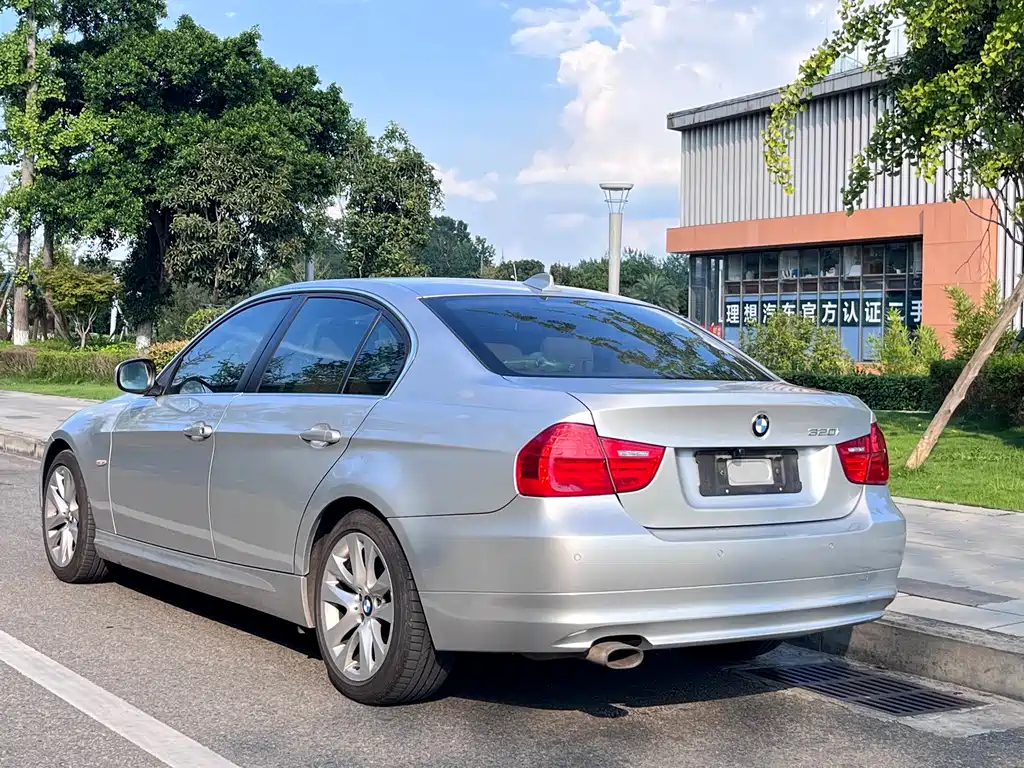 BMW 3 Series 2011 — фото 18