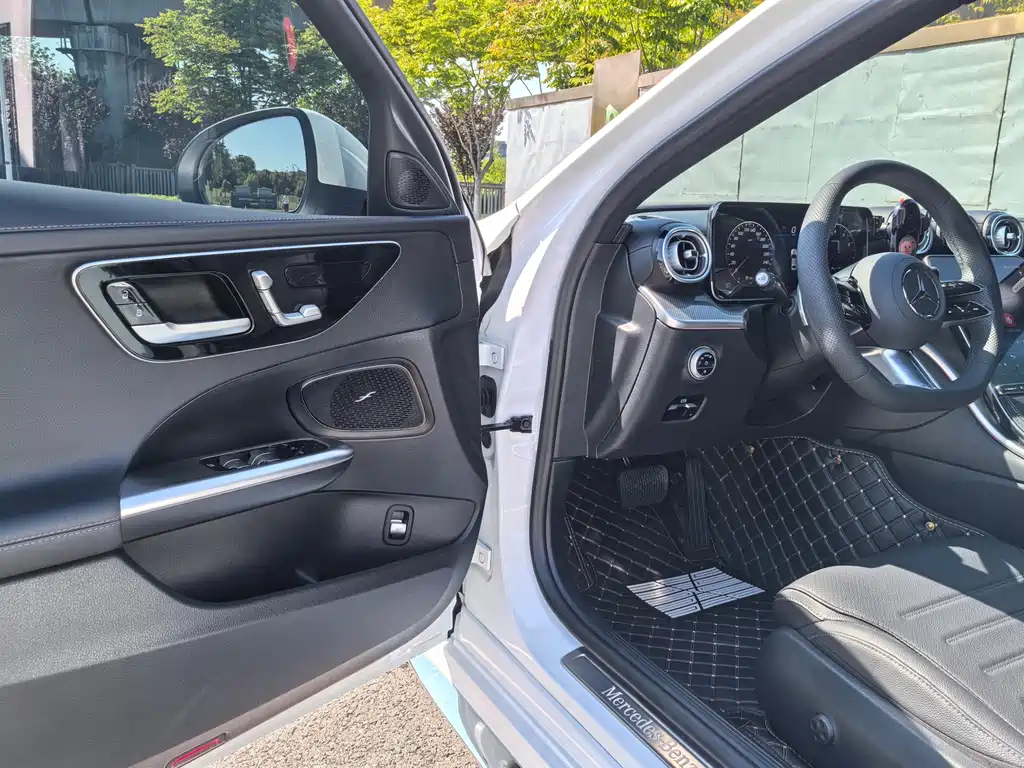 Mercedes-Benz C-Class 2025 — фото 16
