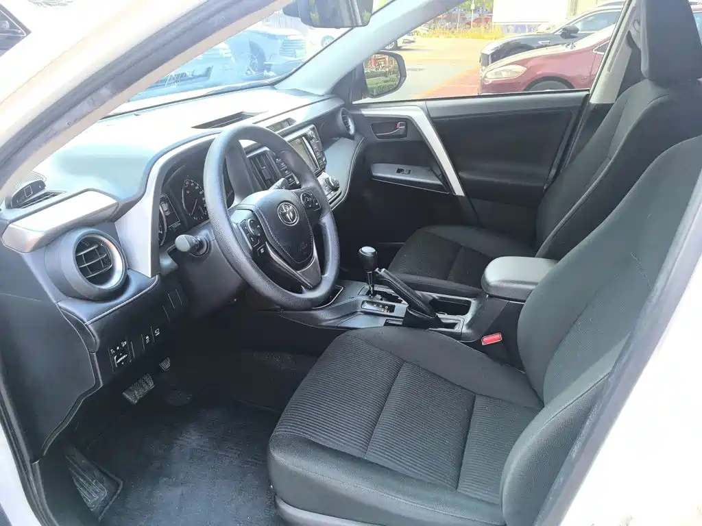 Toyota RAV4 2019 — фото 14