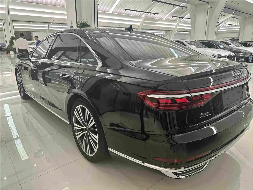 Audi A8 2022 — фото 17