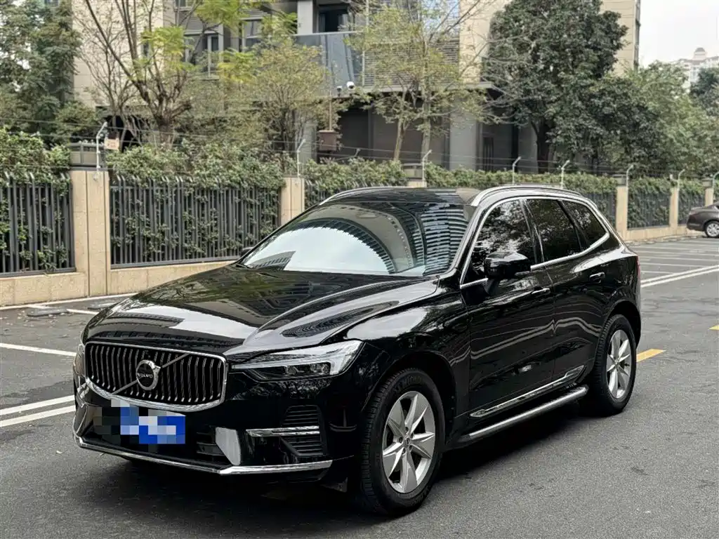 Volvo XC60 2022 — фото 1