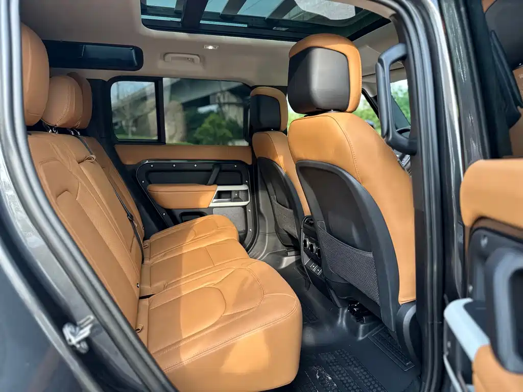 Land Rover Defender 2024 — фото 12