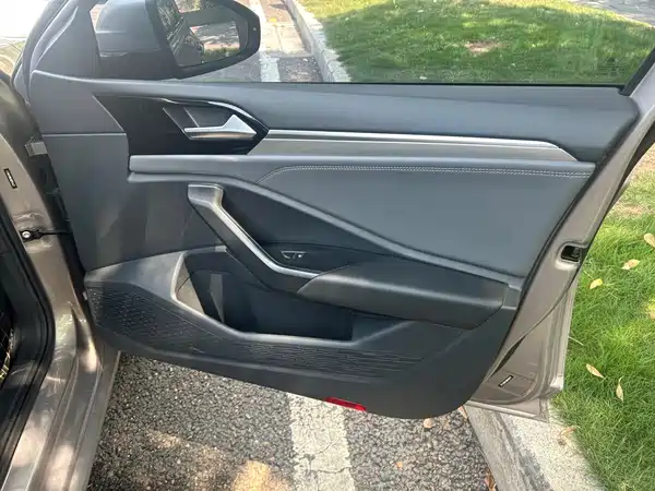 Volkswagen Sagitar 2021