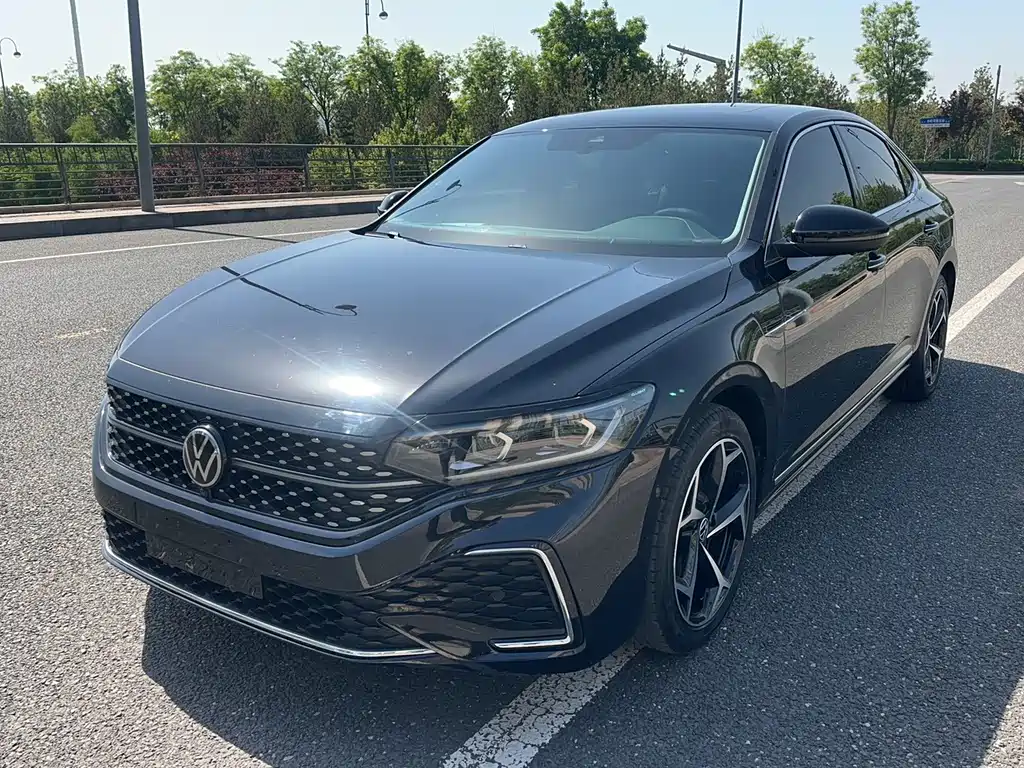 Volkswagen Passat 2023 — фото 1