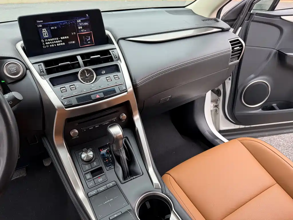 Lexus NX 2019 — фото 15