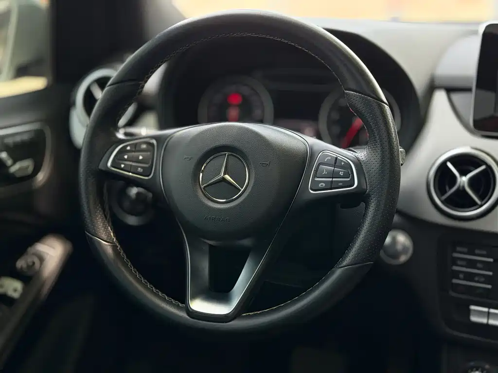 Mercedes-Benz B-Class 2016 — фото 12