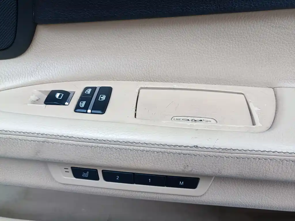 BMW 7 Series 2012 — фото 32