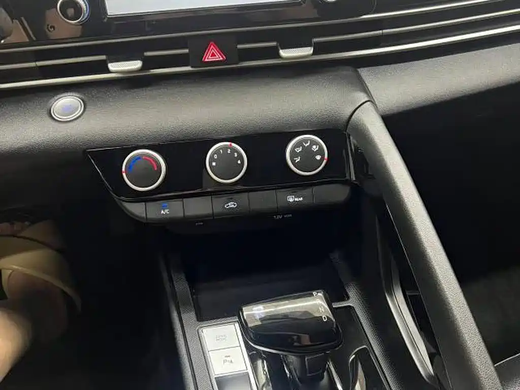 Hyundai Elantra 2023 — фото 12