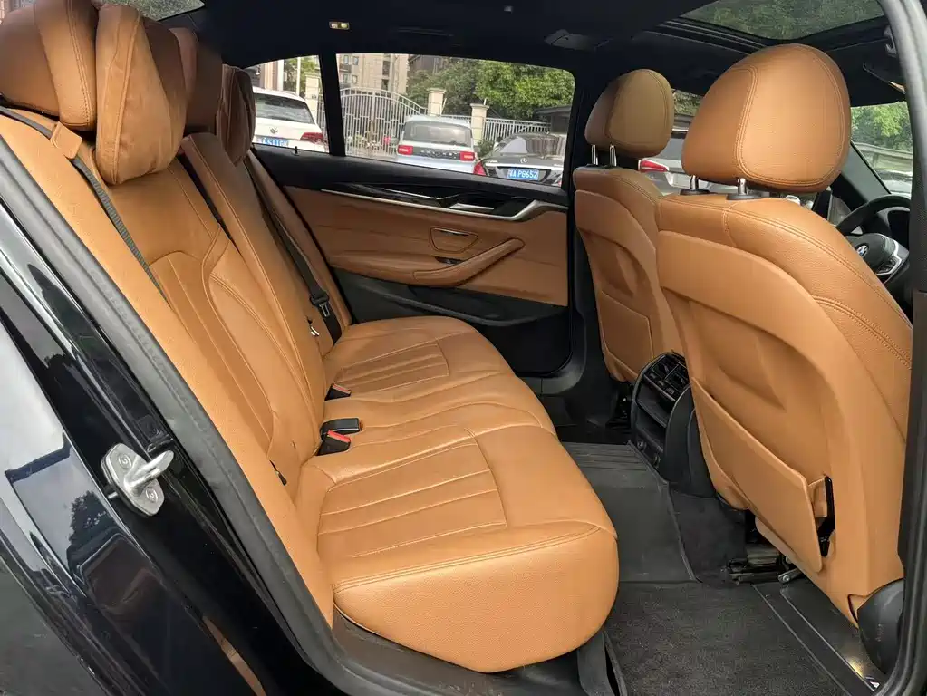 BMW 5 Series 2019 — фото 17