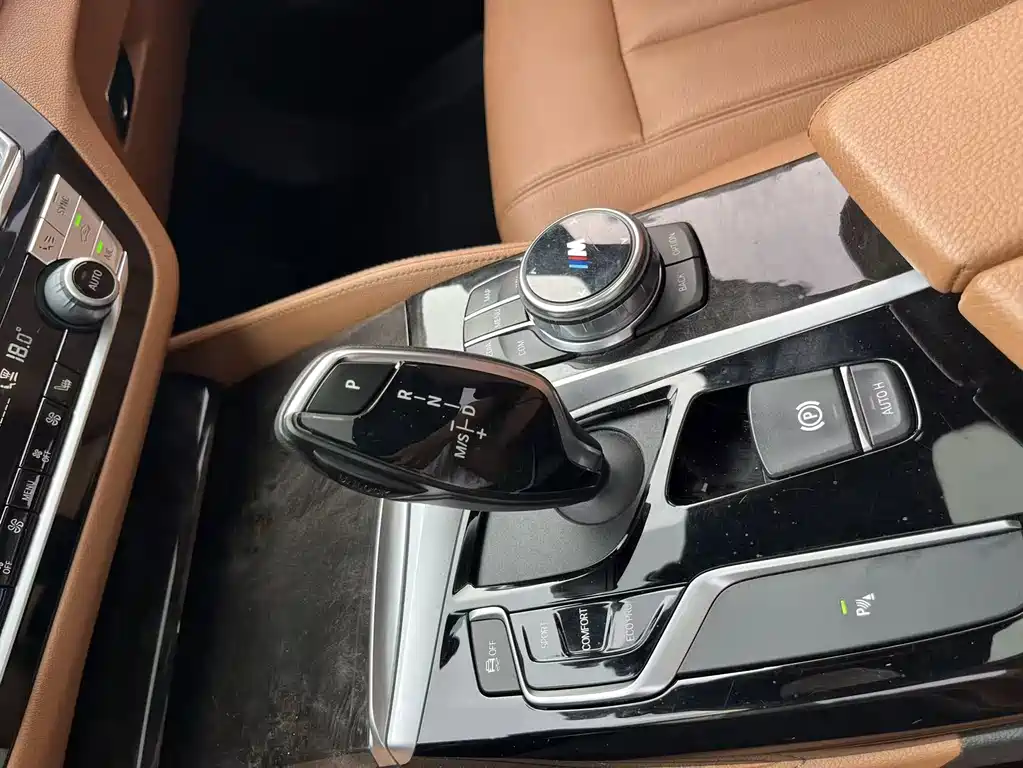 BMW 5 Series 2019 — фото 27