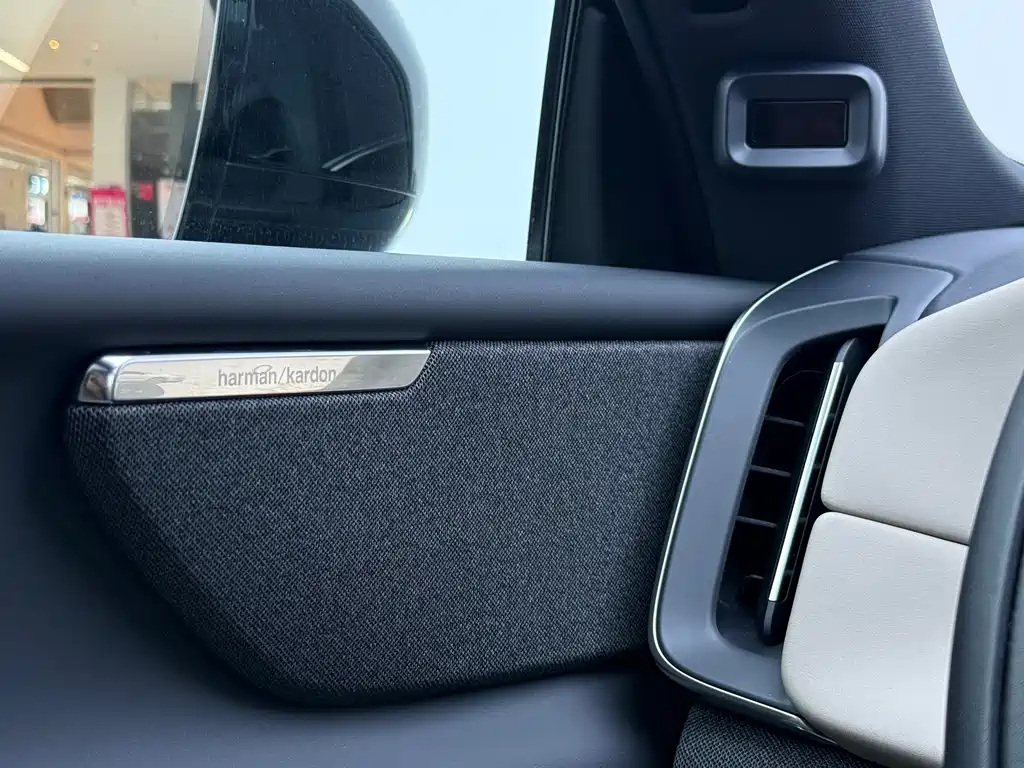 Volvo XC70 PHEV 2025 — фото 12