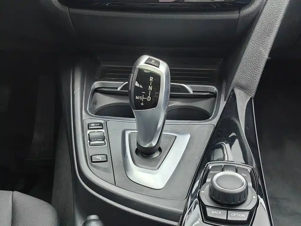 BMW 3 Series 2017 — фото 13