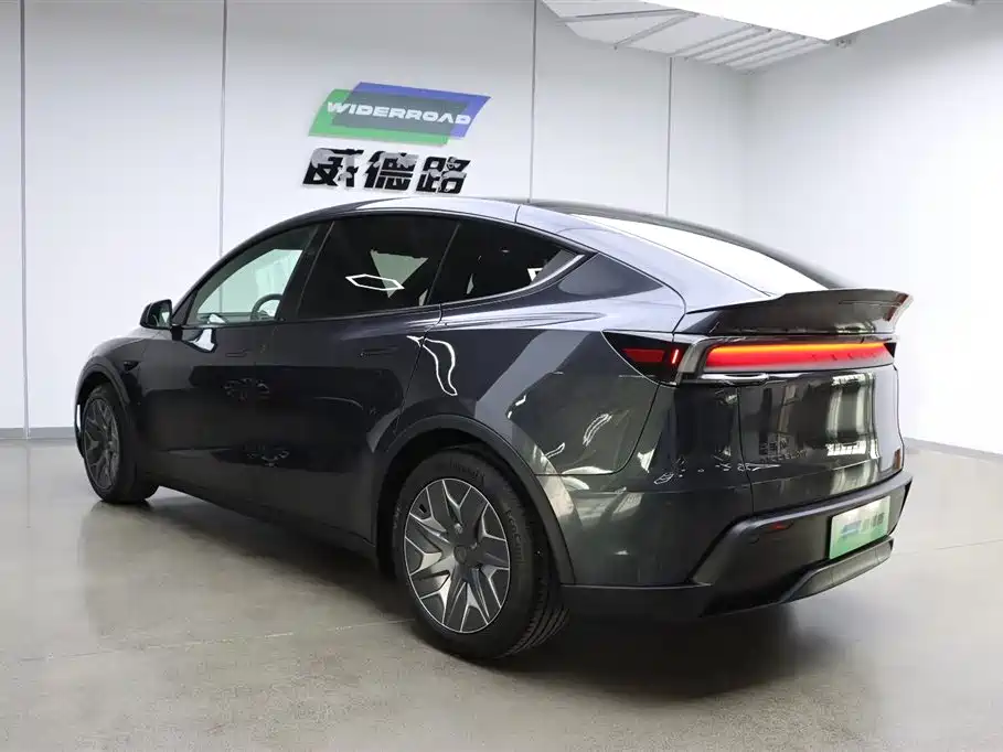 Tesla Model Y L 2026
