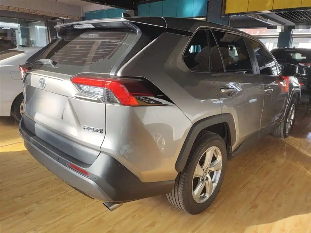 Toyota RAV4 2023 — фото 7