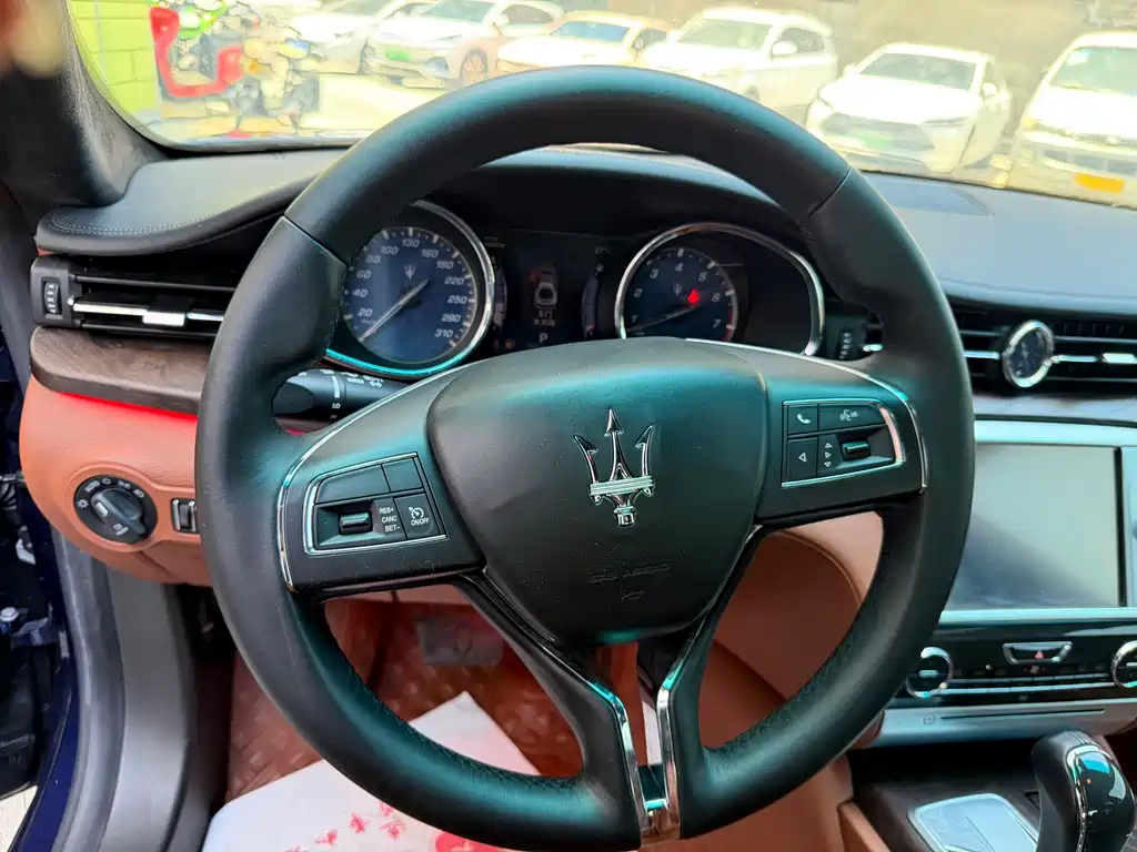 Maserati Quattroporte 2015 — фото 12