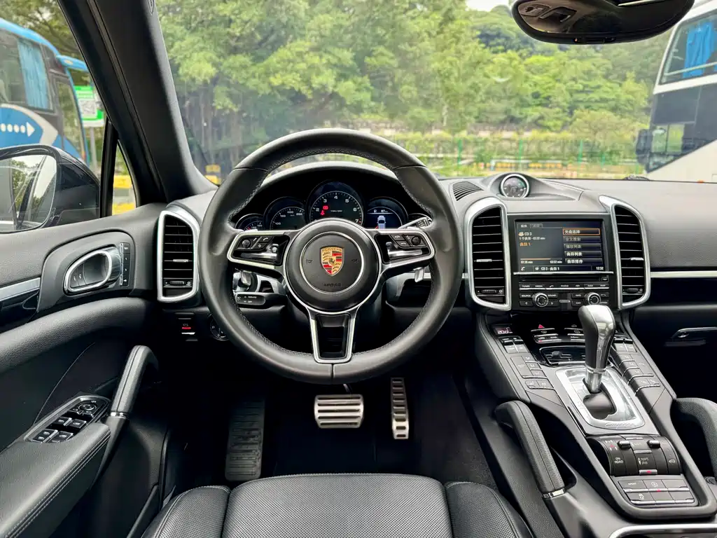 Porsche Cayenne 2017 — фото 12