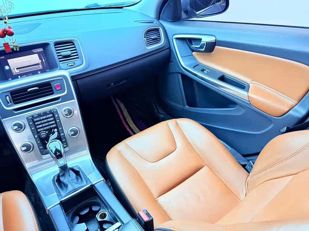 Volvo S60 2018 — фото 10