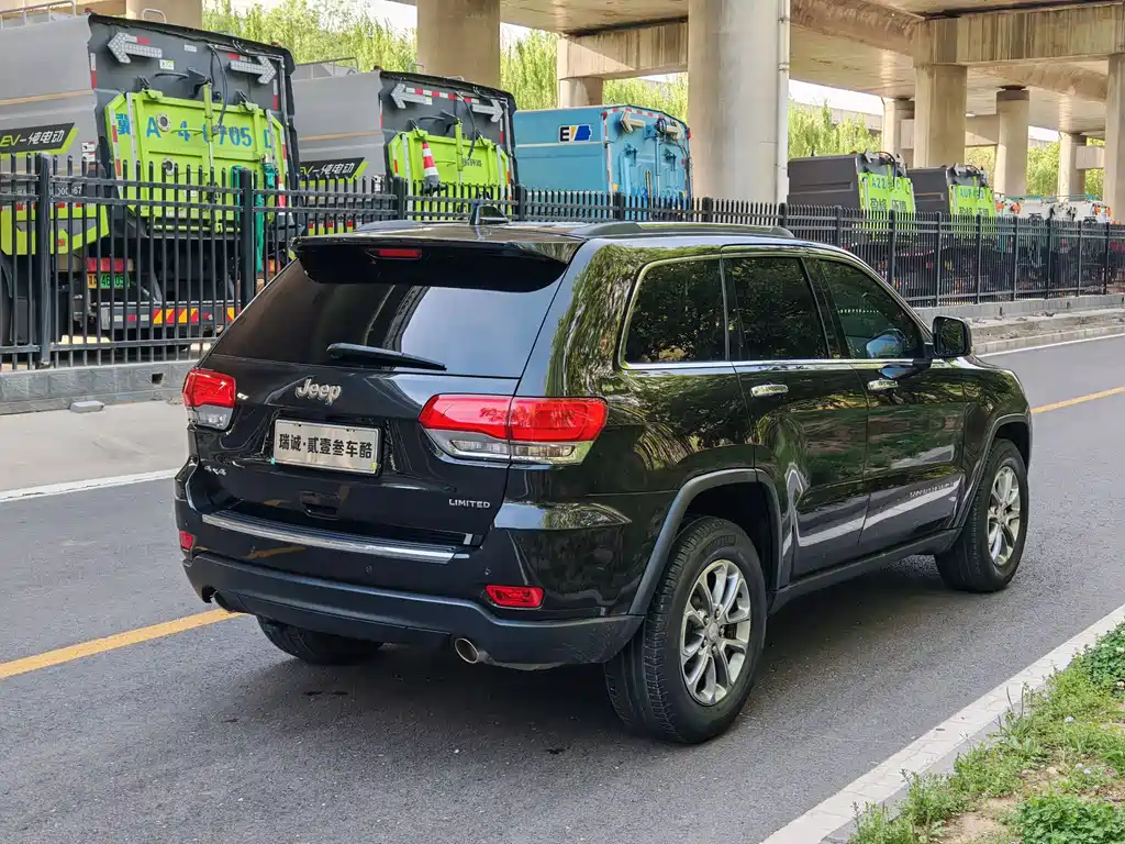 Jeep Grand Cherokee 2017 — фото 14