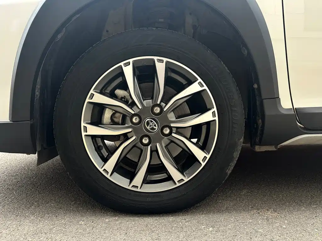 Toyota Yaris L 2022 — фото 18