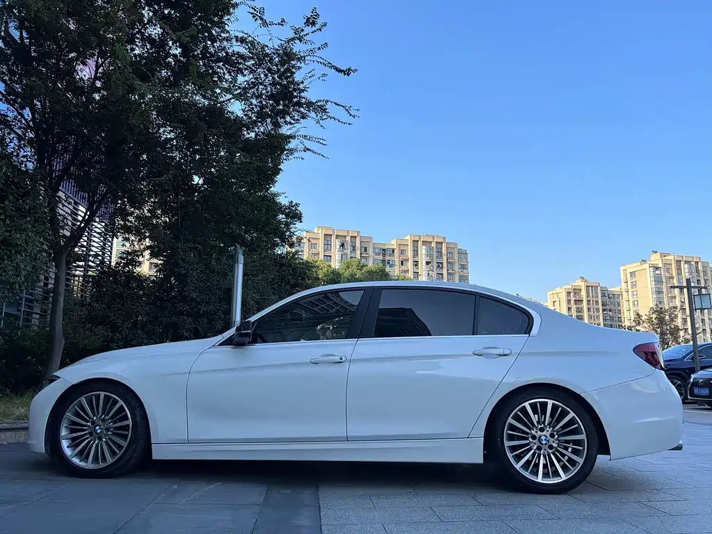 BMW 3 Series 2018 — фото 12