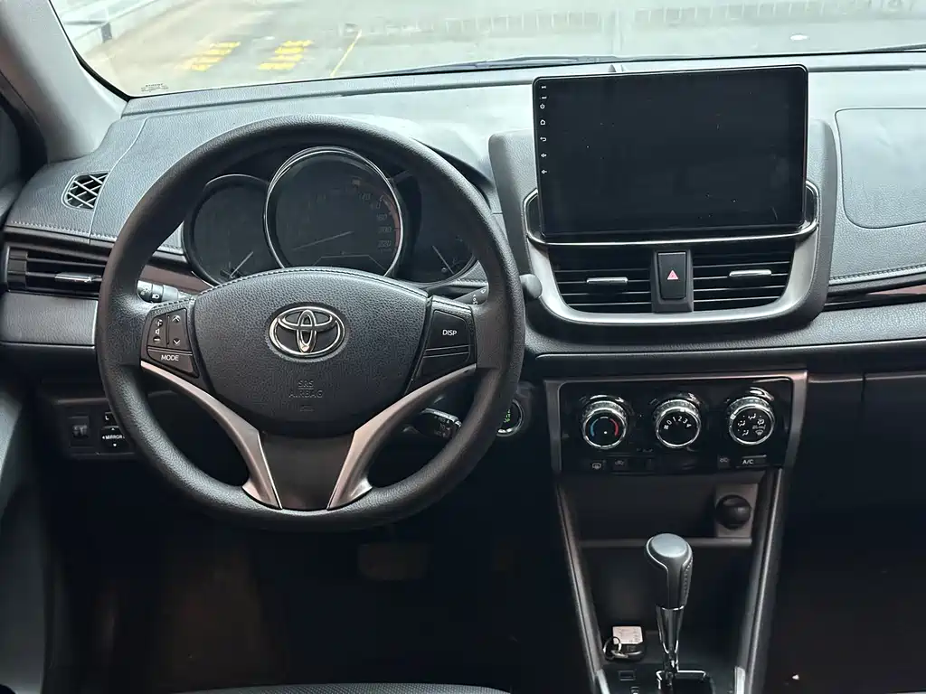 Toyota Yaris L 2022 — фото 13