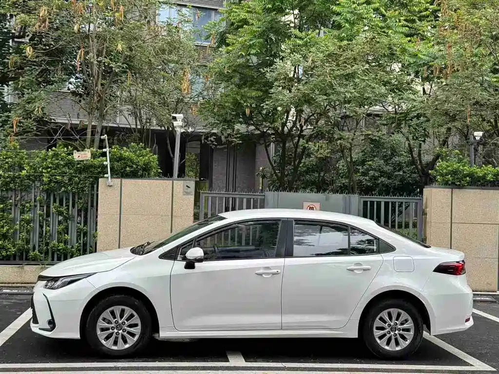 Toyota Corolla 2023 — фото 2