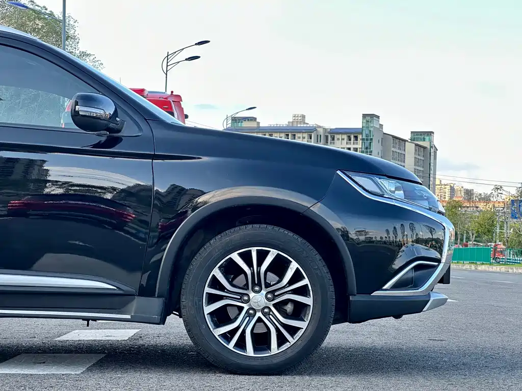 Mitsubishi Outlander 2018 — фото 13