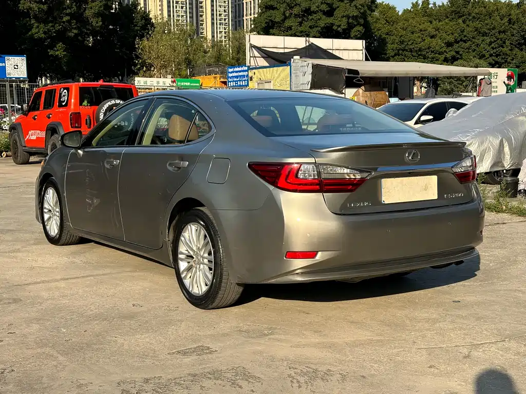 Lexus ES 2018 — фото 16