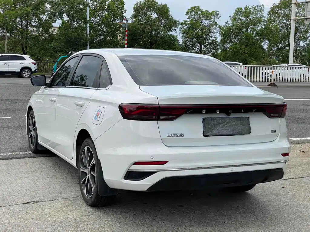Geely Emgrand 2022